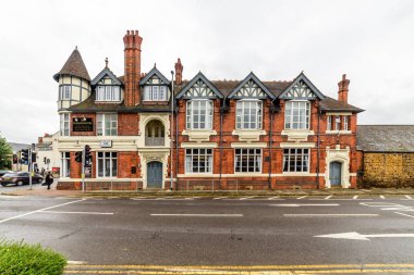 Northampton, İngiltere - 08 Ağustos 2017: Bulutlu yağmurlu bir gün görünümü Plough Hotel Northampton Town Centre