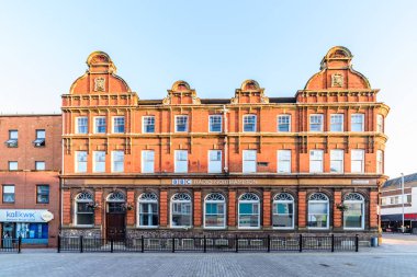 Northampton, İngiltere - 10 Ağustos 2017: Clear Sky sabah görünümünü Bbc Radio Northampton Town Merkezi Abington Street bina
