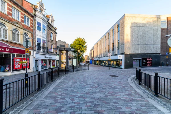 Northampton, Reino Unido - 10 de agosto de 2017: Vista despejada por la mañana de Abington Street en Northampton Town Centre — Foto de Stock