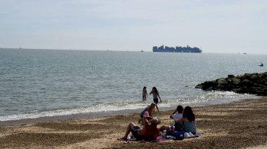 Flexistowe, İngiltere - 28 Ağustos: Güneşli gün görünümünü insanlar enjoing İngiliz deniz kenarında Flexistowe