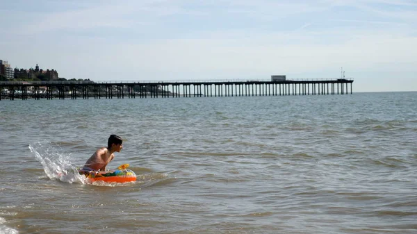 Genç çocuk yüzen, İngiliz deniz şişme yatak