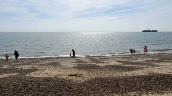 Flexistowe, İngiltere - 28 Ağustos: Güneşli gün görünümünü insanlar enjoing İngiliz deniz kenarında Flexistowe