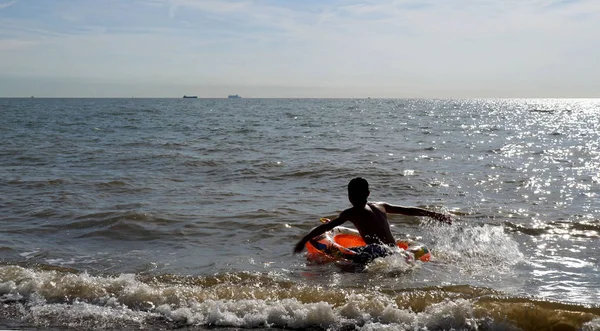 Genç çocuk yüzen, İngiliz deniz şişme yatak