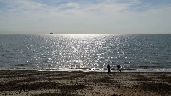 Genç çocuk İngiliz deniz, sahil kumu ile oynarken