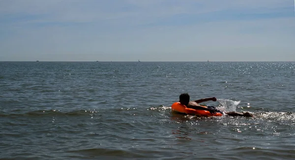 Genç çocuk yüzen, İngiliz deniz şişme yatak