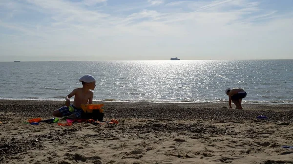 영국 해변에서 해변 모래와 재생 하는 십 대 소년 — 스톡 사진