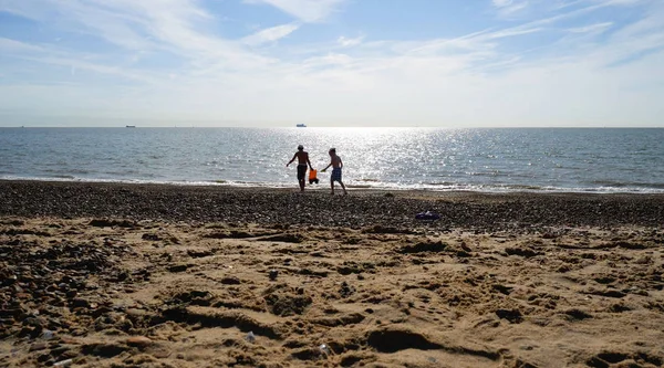 영국 해변에 그의 형제를 돕는 십 대 소년 — 스톡 사진