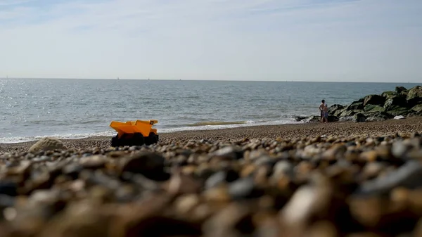 십 대 소년 풍선 매트리스에 영국 해변에 수레 — 스톡 사진