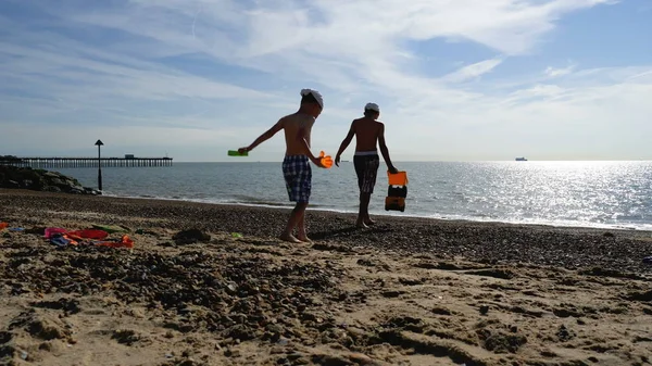 Teen Boy brincando com areia de praia no British Seaside — Fotografia de Stock