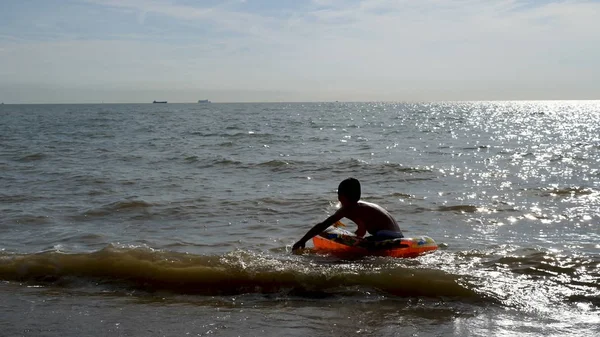 Genç çocuk yüzen, İngiliz deniz şişme yatak