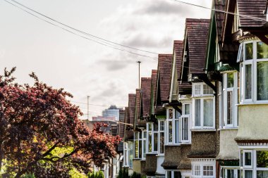 Tipik İngiliz evlerden Northampton'da satır görünümünü akşam