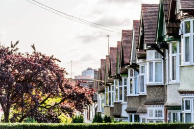 Tipik İngiliz evlerden Northampton'da satır görünümünü akşam