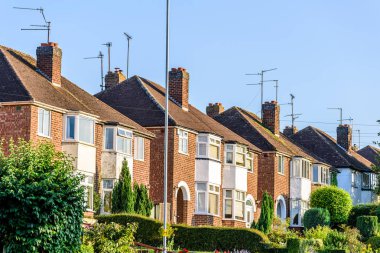 Tipik İngiliz evlerden Northampton'da satır görünümünü akşam