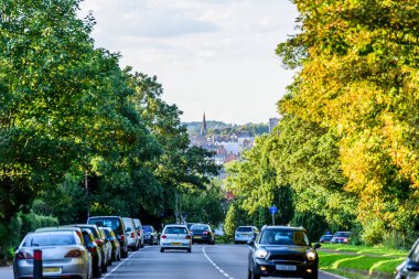Northampton İngiltere - 15 Ağustos 2017: Bulutlu gün Cityscape görünümü, Northampton yol ön planda ile İngiltere'de