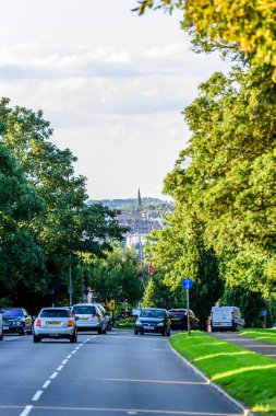 Northampton İngiltere - 15 Ağustos 2017: Bulutlu gün Cityscape görünümü, Northampton yol ön planda ile İngiltere'de