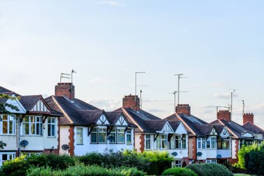 Tipik İngiliz evlerden Northampton'da satır görünümünü akşam