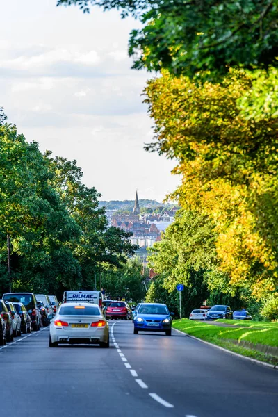Нортгемптон Великобританії - 15 Серпень 2017: Хмарний день міський пейзаж подання з Нортгемптон Великобританії з дороги на передньому плані — стокове фото
