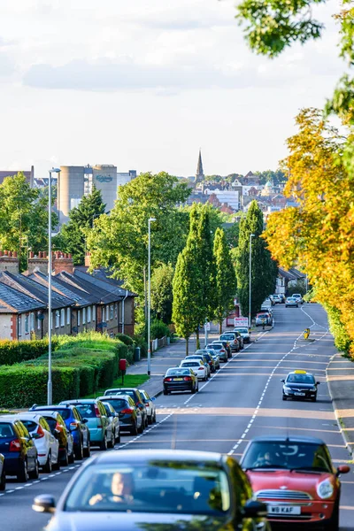 Northampton İngiltere - 15 Ağustos 2017: Bulutlu gün Cityscape görünümü, Northampton yol ön planda ile İngiltere'de