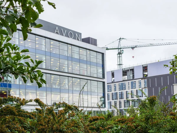 Northampton, Reino Unido - 21 de agosto de 2017: Vista turva do dia da sede da Avon ao lado do rio Nene — Fotografia de Stock