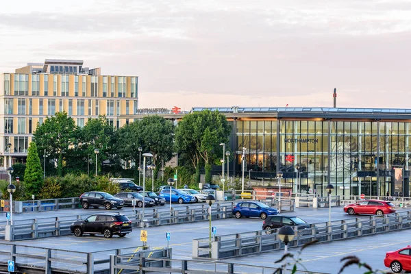 Northampton, Reino Unido - 31 de agosto de 2017: Vista matutina de la estación de tren de New Northampton — Foto de Stock