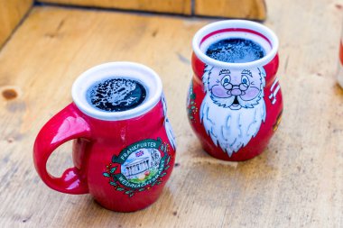 İki bardak sıcak sıcak kırmızı şarap Gluhwein ile dolu. Noel Pazar Tema