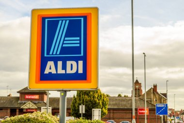 Northampton Uk 3 Ekim 2017: Aldi logo işareti Northampton şehir merkezinde