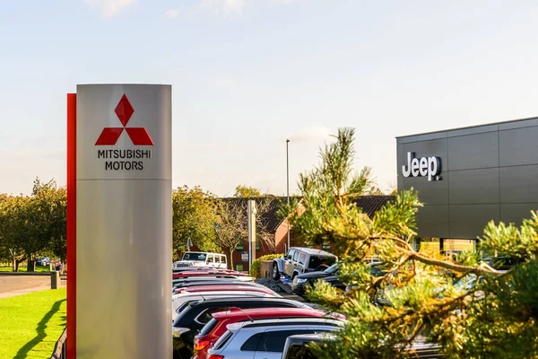 Northampton UK 3 октября 2017: Mitsubishi Motors and Jeep logo sign stand Northampton industrial estate — стоковое фото