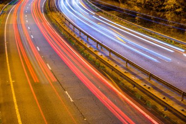 İngiltere'de otoyol otoyol trafik gece görünümü