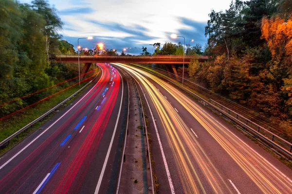 İngiltere'de otoyol otoyol trafik gece görünümü