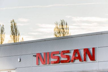 Northampton, İngiltere - 25 Ekim 2017: Gün görünümü Nissan logosunun Riverside perakende Parkı