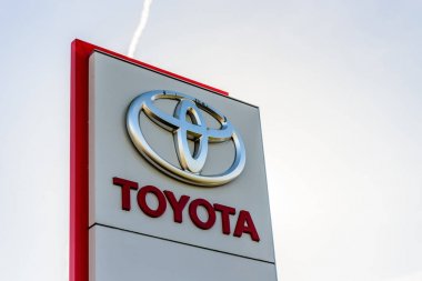 Northampton, İngiltere - 25 Ekim 2017: Gün görünümü Toyota logosunun Riverside perakende Parkı