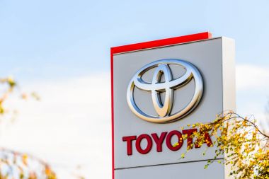 Northampton, İngiltere - 25 Ekim 2017: Gün görünümü Toyota logosunun Riverside perakende Parkı
