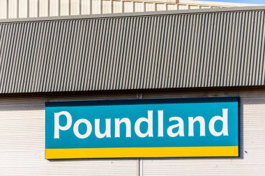 Northampton, İngiltere - 25 Ekim 2017: Gün görünümü Poundland logosunun Riverside perakende Parkı