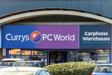 Northampton, İngiltere - 25 Ekim 2017: Gün görünümü Currys Pc dünya Carphone ambar logosunun Riverside perakende Parkı