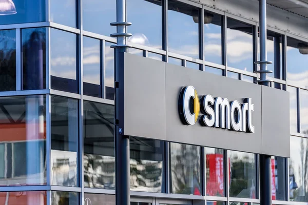 Northampton, UK - Oct 25, 2017: Day view of Smart logo at Riverside Retail Park — Stock Photo, Image