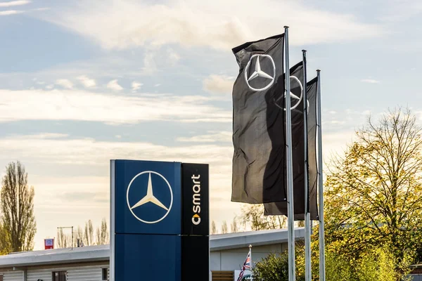 Northampton, Reino Unido - 25 de outubro de 2017: Vista do dia do logotipo da Mercedes-Benz no Riverside Retail Park — Fotografia de Stock