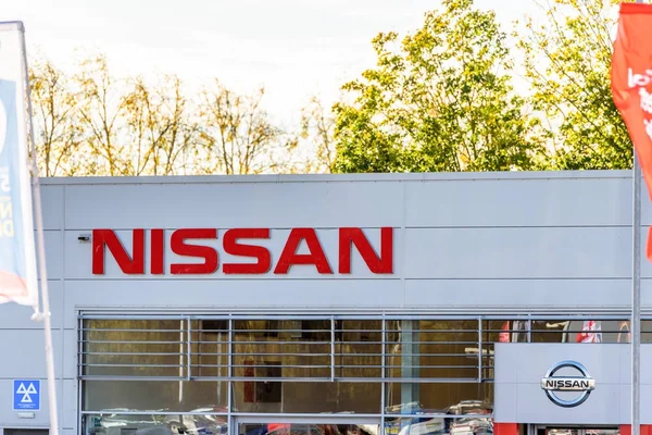 Northampton, Reino Unido - 25 de outubro de 2017: Vista do dia do logotipo da Nissan no Riverside Retail Park — Fotografia de Stock