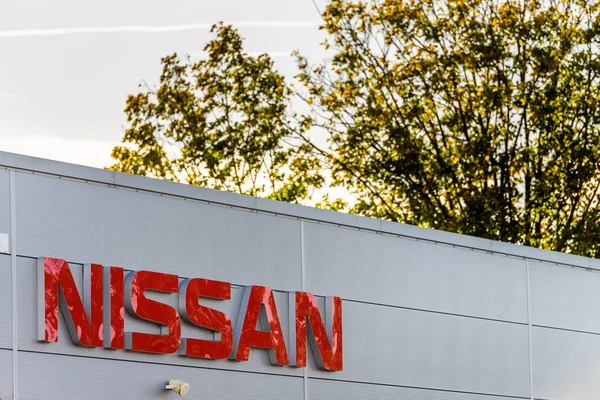 Northampton, Reino Unido - 25 de outubro de 2017: Vista do dia do logotipo da Nissan no Riverside Retail Park — Fotografia de Stock