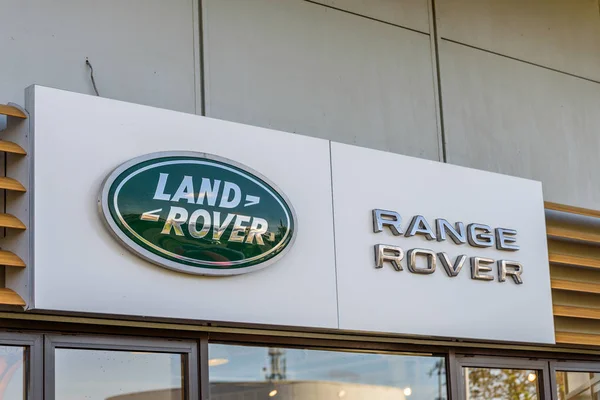 Northampton, İngiltere - 25 Ekim 2017: Gün görünümü Riverside perakende Parkı, Land Rover Range Rover logosunun — Stok fotoğraf