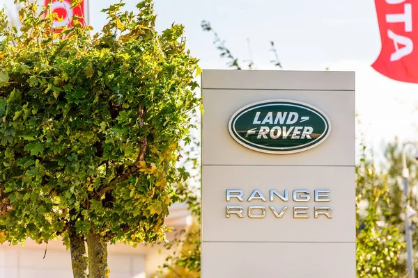 Northampton, Reino Unido - 25 de outubro de 2017: Vista do dia do logotipo Land Rover Range Rover no Riverside Retail Park — Fotografia de Stock