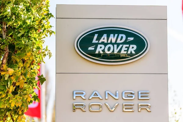 Northampton, Reino Unido - 25 de outubro de 2017: Vista do dia do logotipo Land Rover Range Rover no Riverside Retail Park — Fotografia de Stock