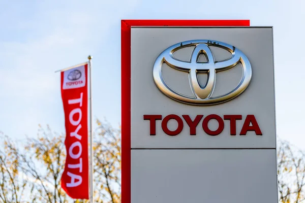 Northampton, UK - Oct 25, 2017: Day view of Toyota logo at Riverside Retail Park — Stock Photo, Image