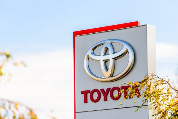 Northampton, UK - Oct 25, 2017: Day view of Toyota logo at Riverside Retail Park — Stock Photo, Image