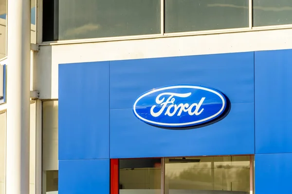 Northampton, Reino Unido - 25 de outubro de 2017: Vista do dia do logotipo da Ford no Riverside Retail Park — Fotografia de Stock