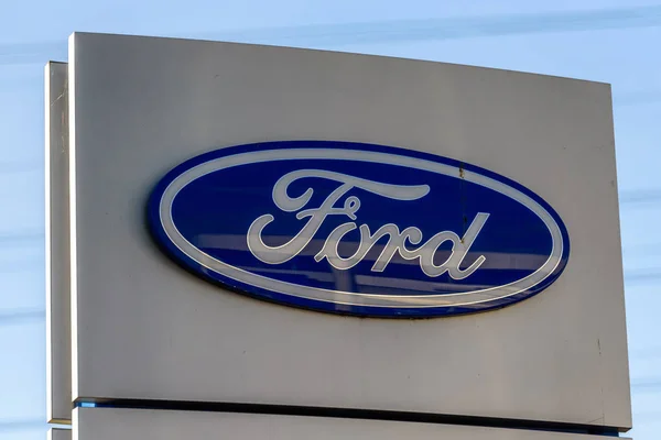 Northampton, Reino Unido - 25 de outubro de 2017: Vista do dia do logotipo da Ford no Riverside Retail Park — Fotografia de Stock