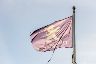 Northampton, İngiltere - 25 Ekim 2017: Gün görünümü Riverside perakende parkı, Peugeot logosu