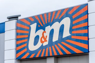 Northampton, İngiltere - 26 Ekim 2017: Görünüm Bm logosunun Nene Vadisi perakende Parkı