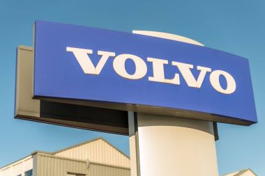 Northampton, İngiltere - 25 Ekim 2017: Gün görünümü şehir merkezinde Volvo logosu