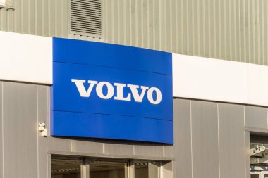 Northampton, İngiltere - 25 Ekim 2017: Gün görünümü şehir merkezinde Volvo logosu