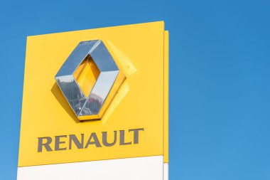Northampton, İngiltere - 25 Ekim 2017: Gün görünümü Renault logosunun şehir merkezinde